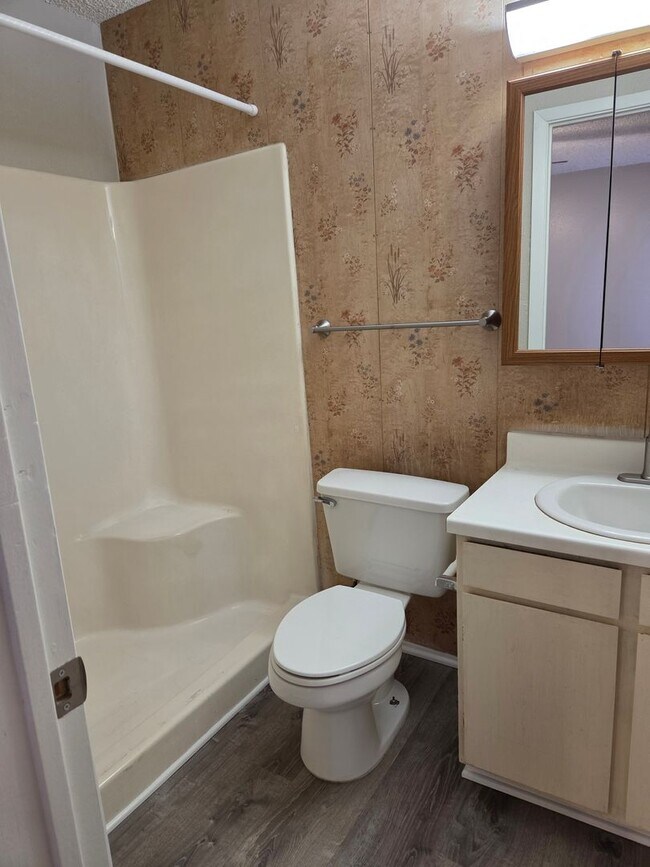 Building Photo - Spacious 4 Bedroom Ranch