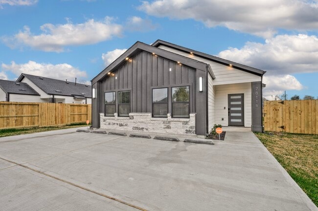 Building Photo - 7811 Sandra St