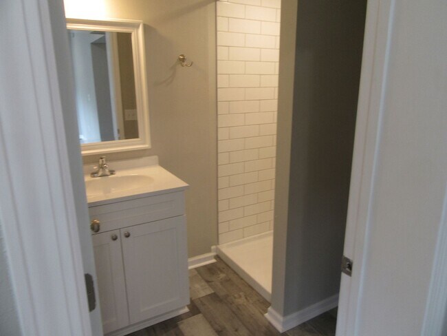 Building Photo - 9823 Clarence St