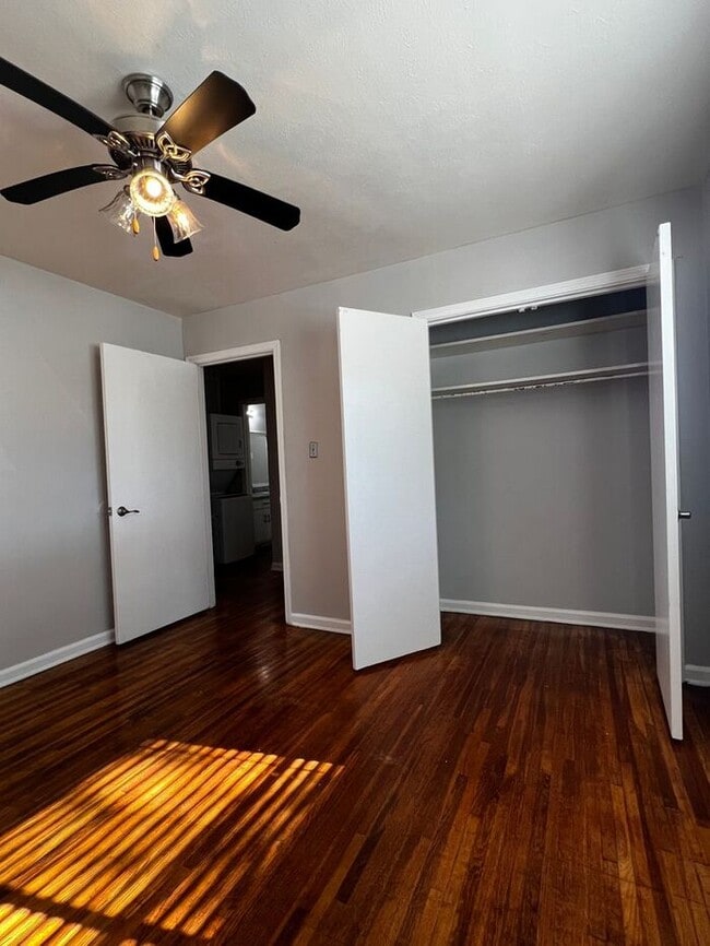 Building Photo - Quiet Midtown Community 2bd/1ba with Fall ...