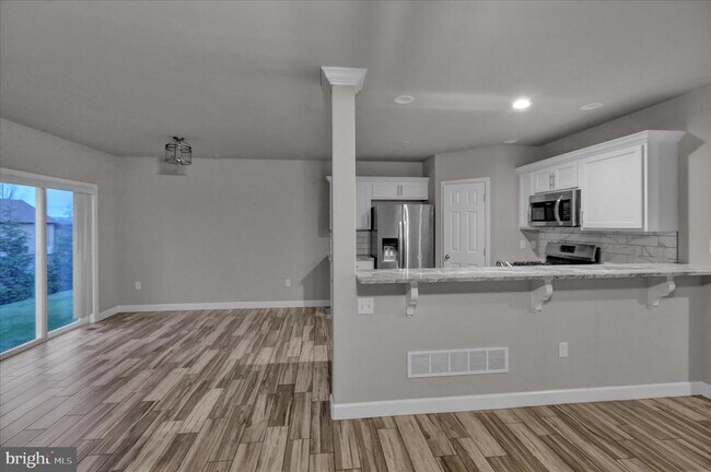 Building Photo - 523 Elm St