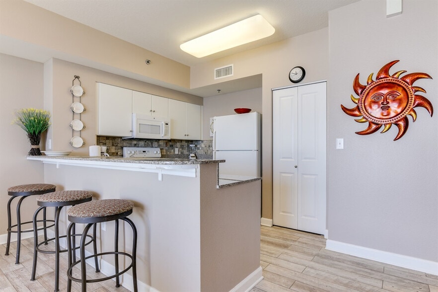 Building Photo - 9900 S Thomas Dr