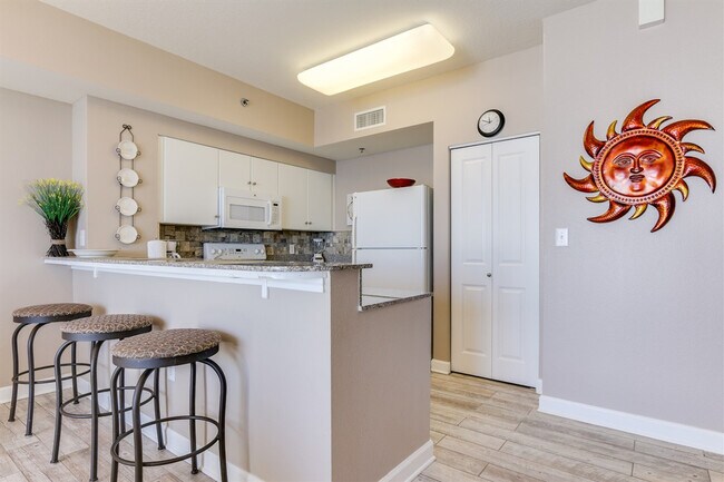 Building Photo - 9900 S Thomas Dr