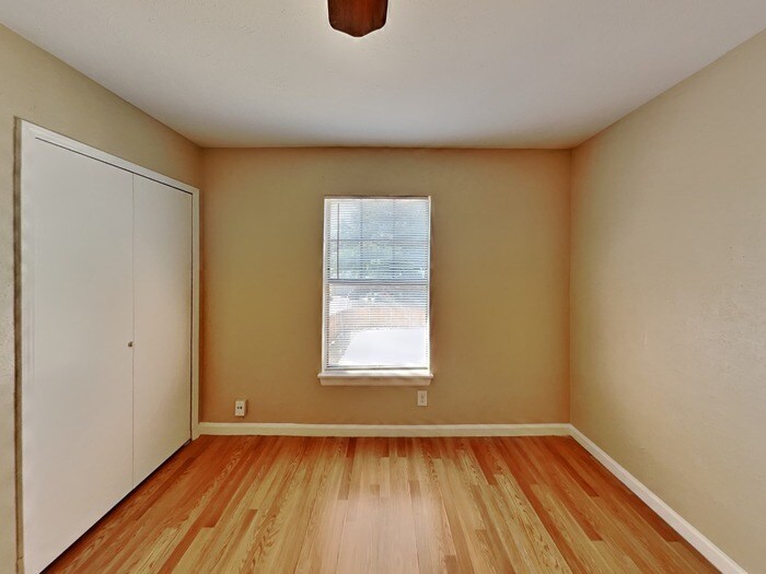 Building Photo - 1386 Southridge Dr