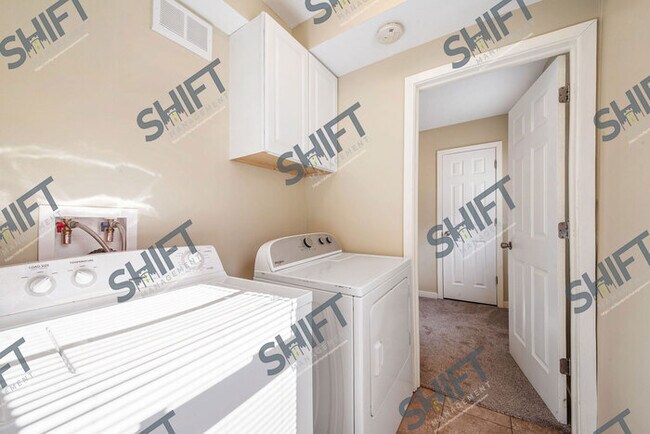 Building Photo - 656 Veto: Spacious home!