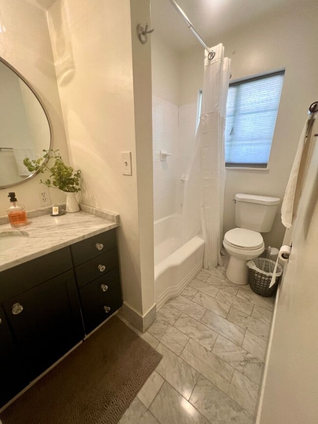 Building Photo - FULLY FURNISHED 2/2 OLD NE BUNGALOW