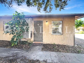 Building Photo - 1BR/1BA First Street Fort Myers - Freshly Renovated & Actually Affordable!