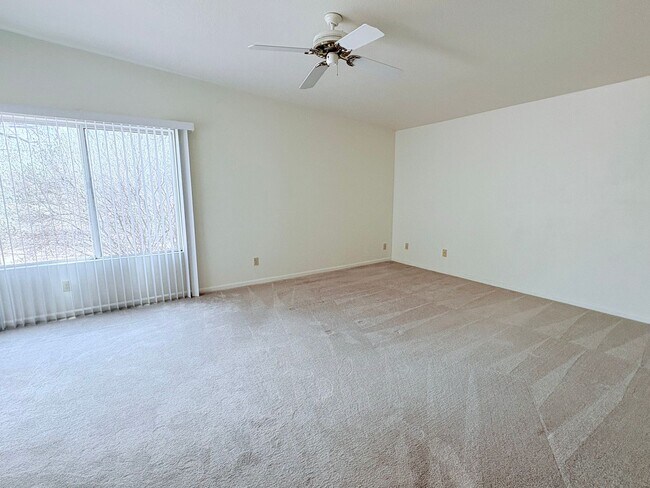 Building Photo - Spacious 2bd/2bath + Den home in gorgeous community (there's a lake!)