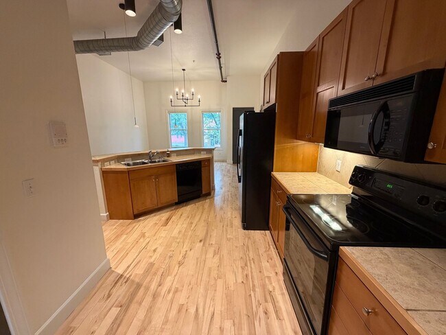 Building Photo - Gorgeous loft style condo in Downtown FC!
