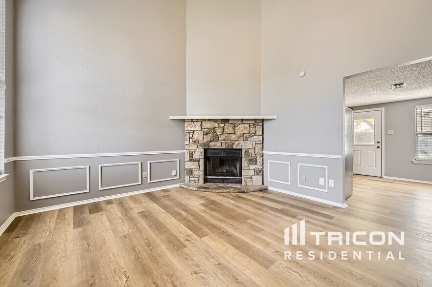 Building Photo - 909 Canary Ln