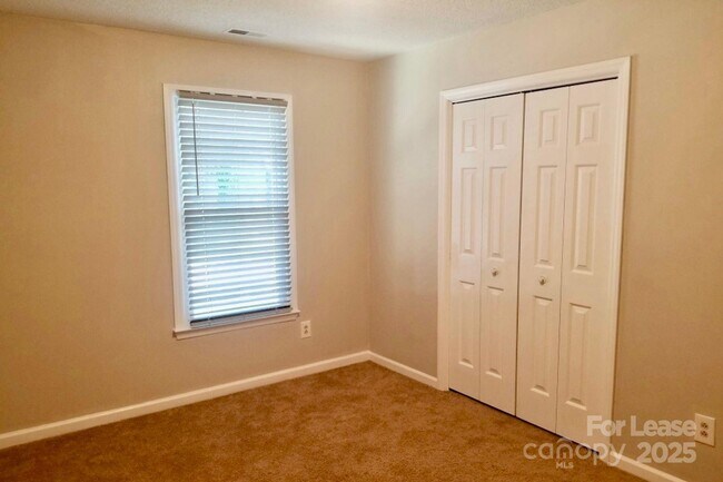 Building Photo - 6613 Farrington Ln
