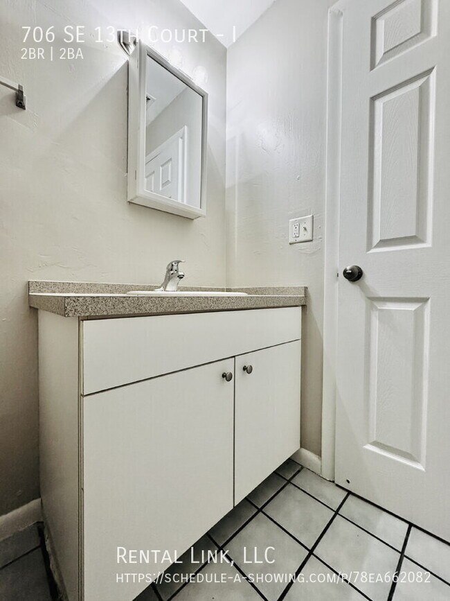 Building Photo - 706 SE 13th Ct