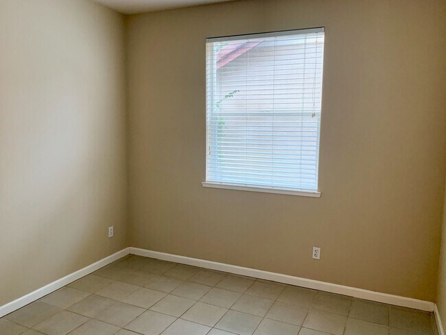 Building Photo - Beautiful Brentwood home with bed and full bath downstairs