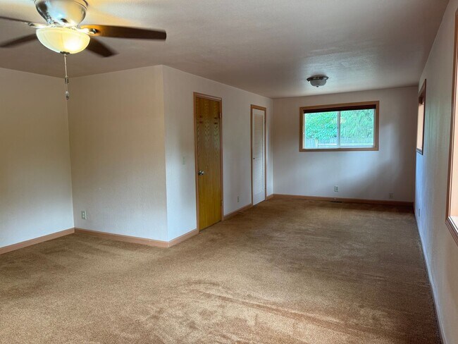 Building Photo - 4 bedroom 2 bathroom home in a great neighborhood!