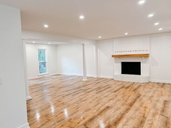 Building Photo - 104 Stratford Dr