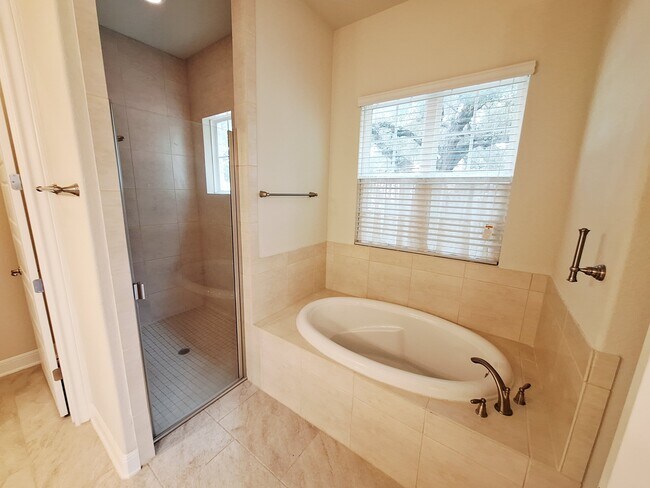Building Photo - 4562 Katherine Dr