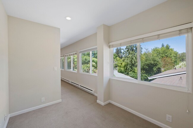 Building Photo - Spacious Menlo Park Retreat with 6 Bedroom...