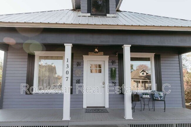 Building Photo - 1307 W Cleveland Ave