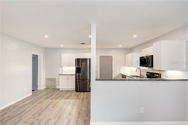 Building Photo - MOVE IN TO THIS SARASOTA HOME NOW WITH ZER...