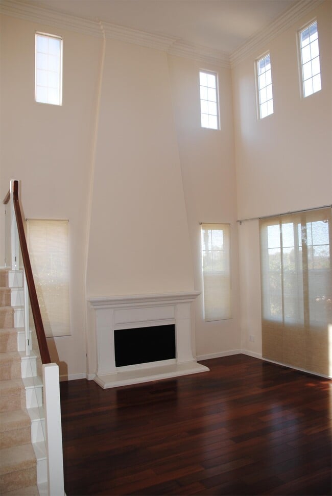 Building Photo - 772 Calle De Soto