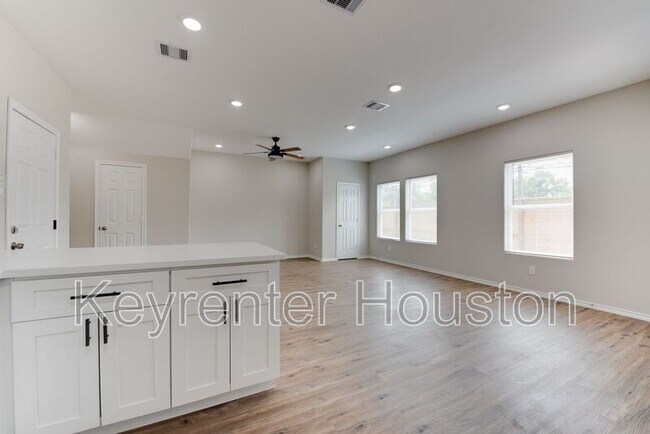 Building Photo - 8203 Woodlyn Rd