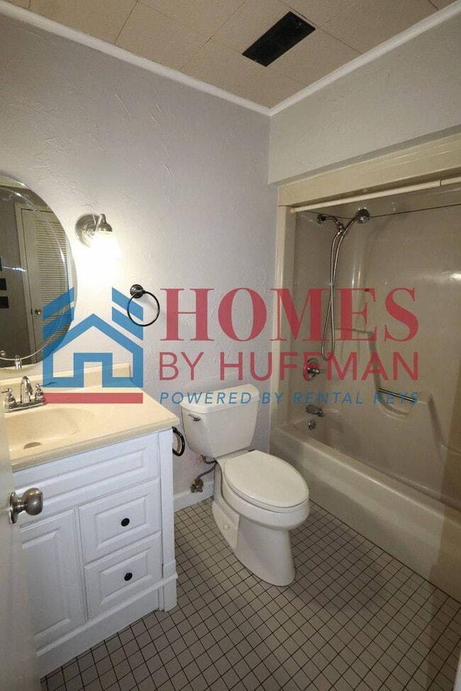 Building Photo - Three Bedroom House | Two Bathrooms