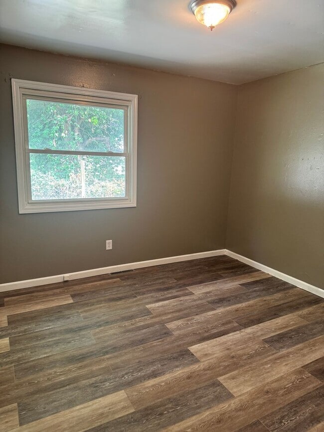 Building Photo - 2 Bedroom | 1 bath - Remodeled Unit Located in Springfield!
