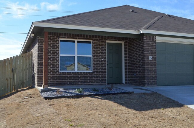 Building Photo - 1001 Cline Dr