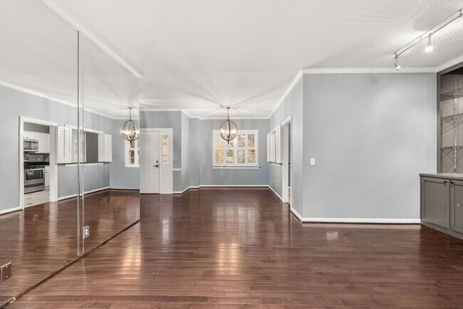 Building Photo - Townhome LOCATION!