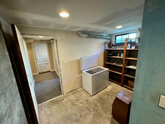 Building Photo - Large Mid-Century Charmer in Sunset Hill!