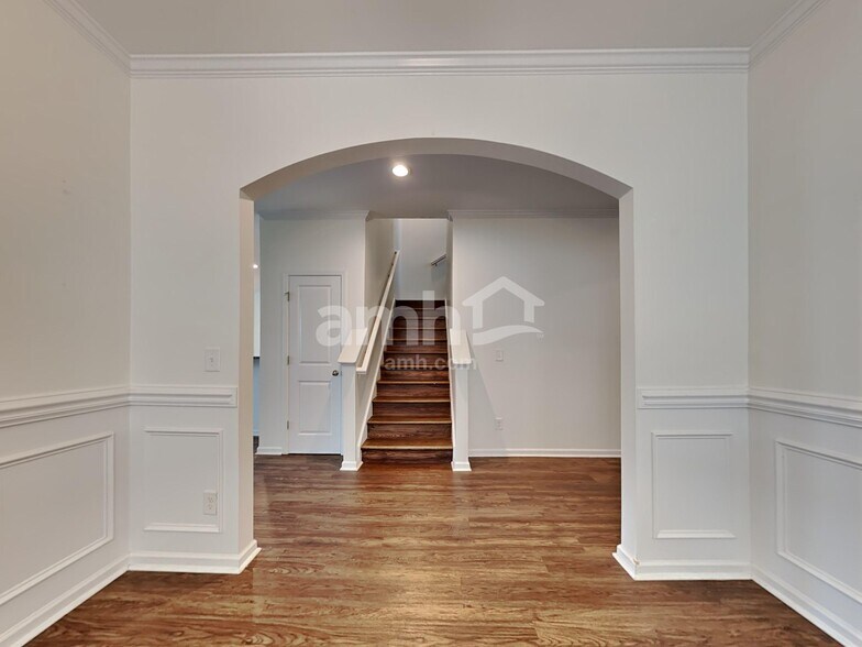 Building Photo - 614 Redbud Ln