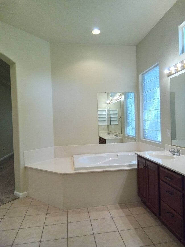 Building Photo - Gated: Single Story Heritage Oaks 3 Bedroom Plus Office/Den 3 Car Garage with lots of built in fo...