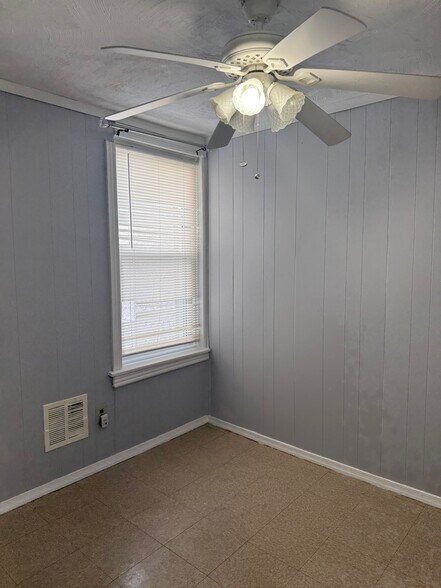 Building Photo - 5753 N Beechwood St