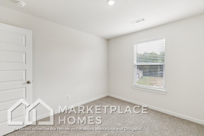Building Photo - 5726 Selah St