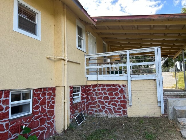 Building Photo - 1/1 Upper Duplex Available