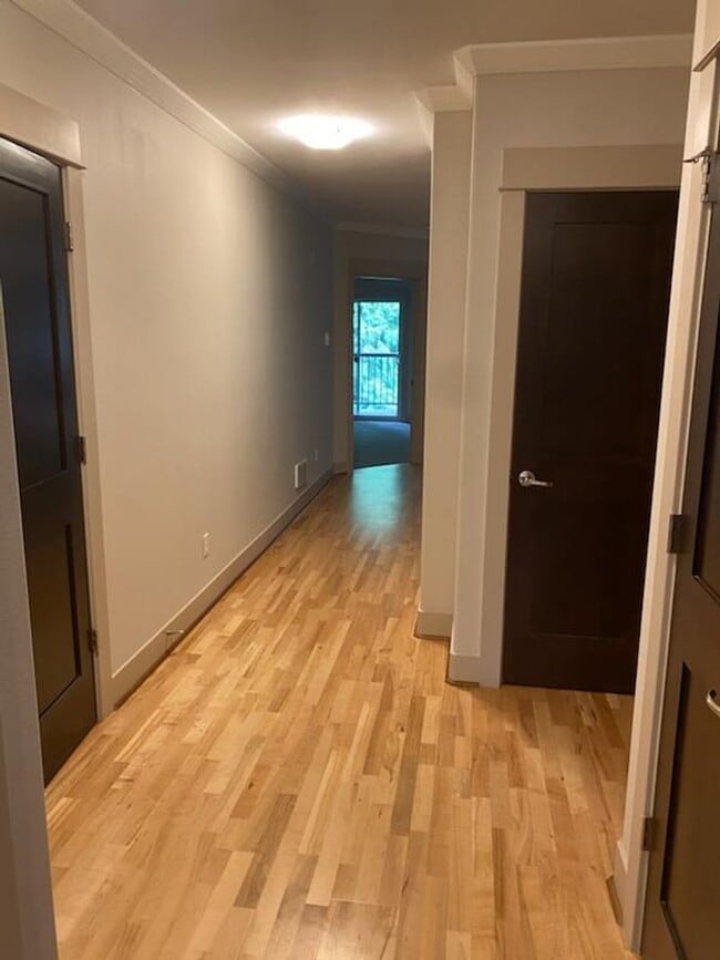 Building Photo - Issaquah Condo 2 Bed 2 Bath Secure Parking Peekaboo View