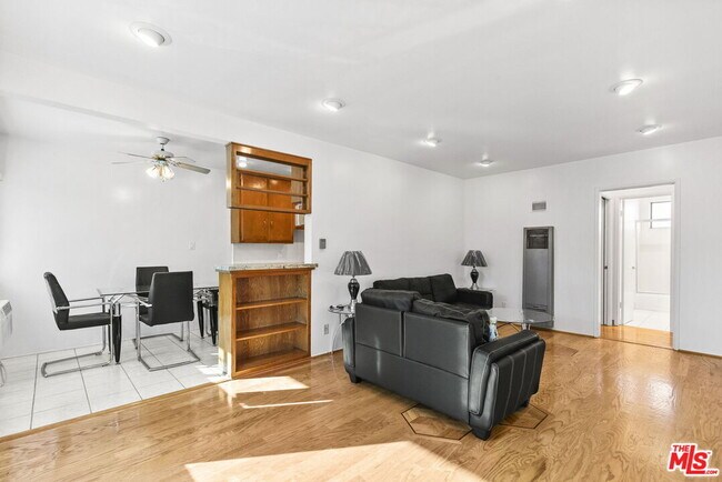 Building Photo - 15529 Moorpark St