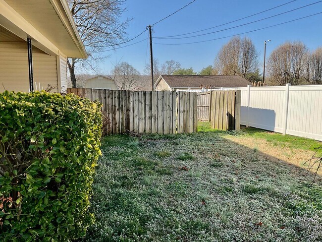Building Photo - 1804 Country Club Rd