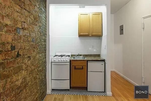 Building Photo - 411 W 54th St