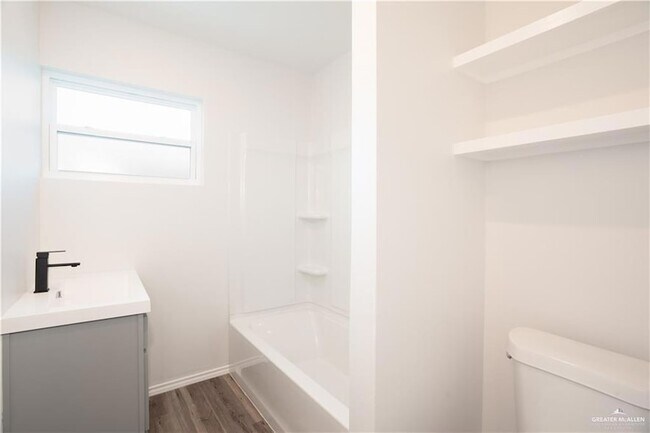 Building Photo - 802 Redwood Ave