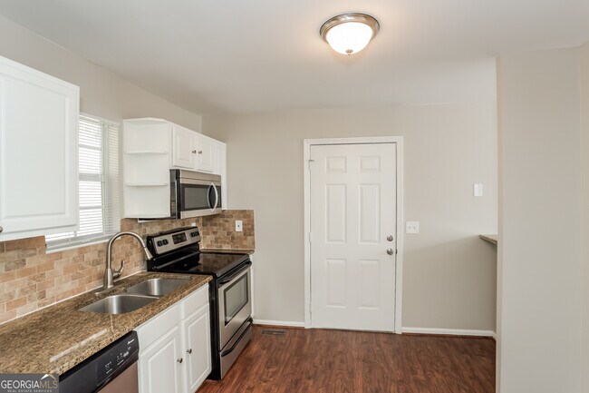 Building Photo - 1234 Justin Ln