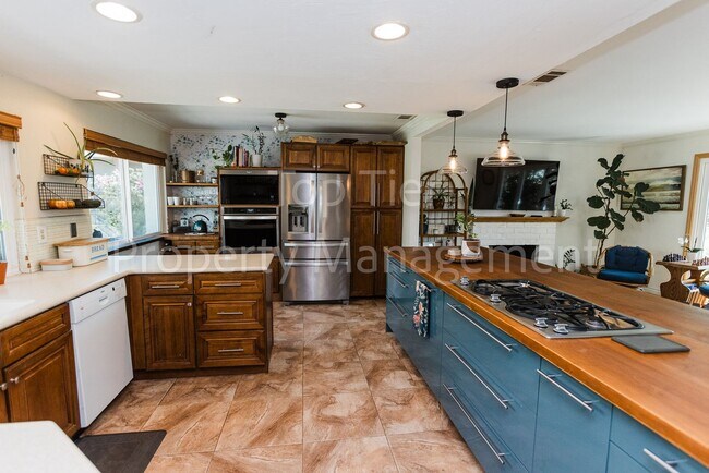 Building Photo - Beautifully Upgraded 3 Bed / 2 Bath Home –...