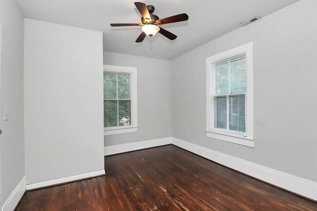Building Photo - Charming 2nd Floor 2BD/1BA Unit on Pecan Ave!