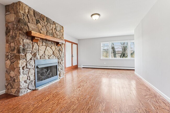 Building Photo - 145 Pleasant Valley Way