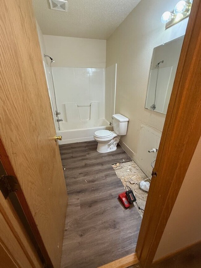 Building Photo - Large 5 bedroom home with updates in quiet neighborhood