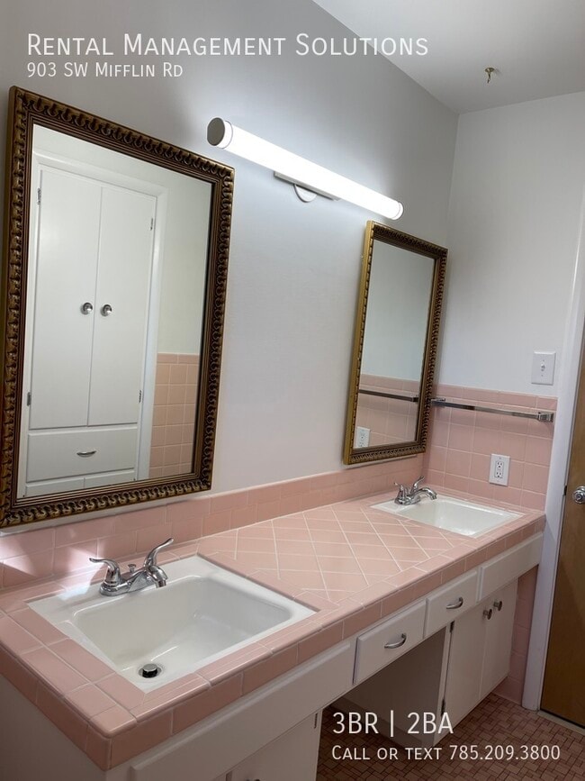 Building Photo - *RETRO KITCHEN & HUGE BASEMENT* 903 SW Mif...