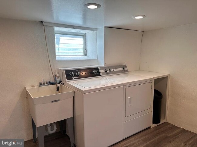 Building Photo - 229 Iona Ave