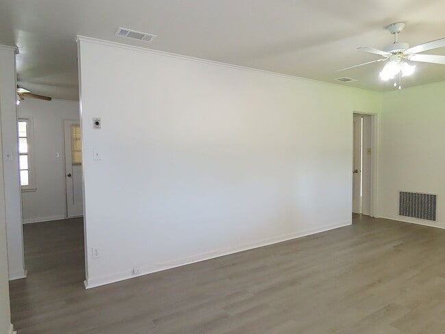 Building Photo - Lindale ISD, Spacious 3 Bedroom, 1 Bath House