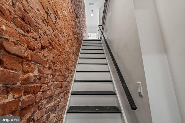 Building Photo - 1332 W Toronto St