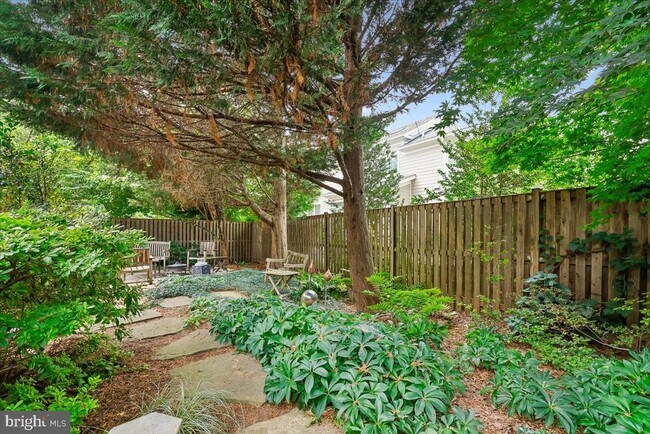 Building Photo - 4525 N Chelsea Ln